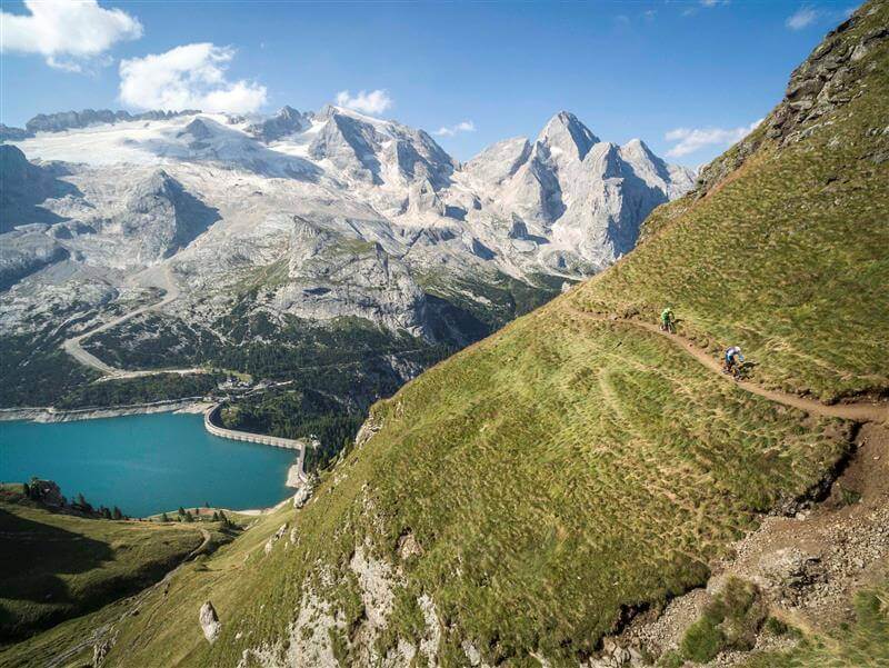 Sellaronda-Mountainbiker-in-den-Bergen